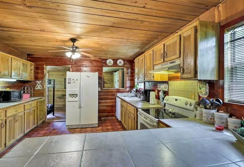 Secluded Cabin W/ Pond ~ 37 Mi To Gulf Coast!