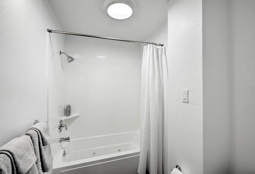 Deck & Grill: Camino Home In Wine Country!