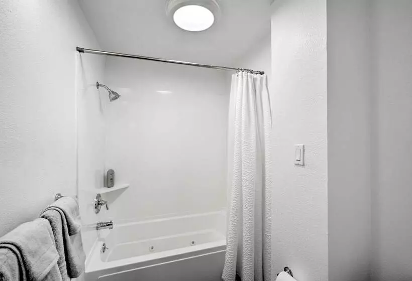 Deck & Grill: Camino Home In Wine Country!