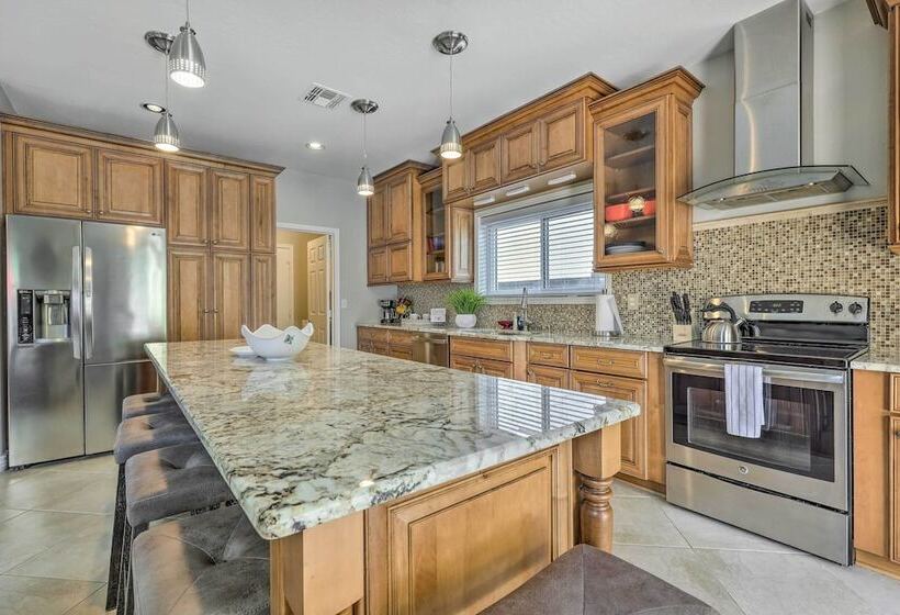 Spacious Gilbert Escape W/ Pool & Hot Tub!