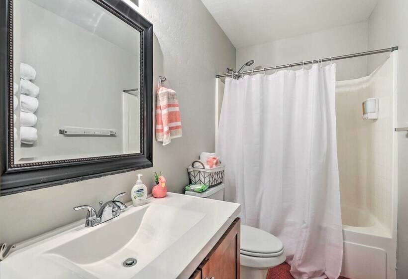 Spacious Gilbert Escape W/ Pool & Hot Tub!