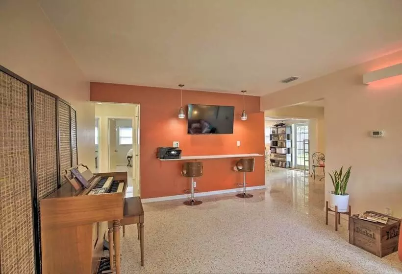 Well Appointed Tampa Home: 4 Mi To Usf Campus