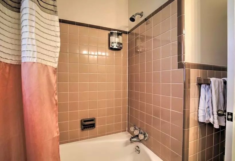 Well Appointed Tampa Home: 4 Mi To Usf Campus