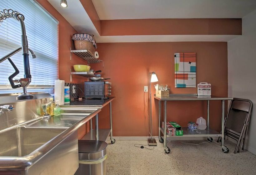 Well Appointed Tampa Home: 4 Mi To Usf Campus