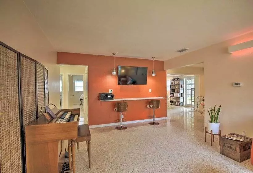 Well Appointed Tampa Home: 4 Mi To Usf Campus