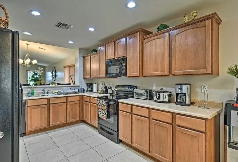 West Phoenix Home: Hike, Dine & Golf Nearby!