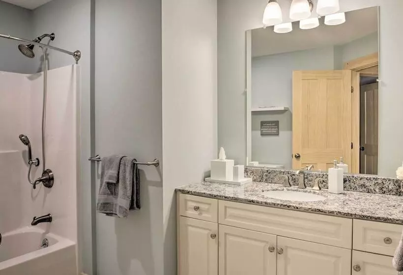 White Mountain Home Near Lakes & Kancamagus Hwy!