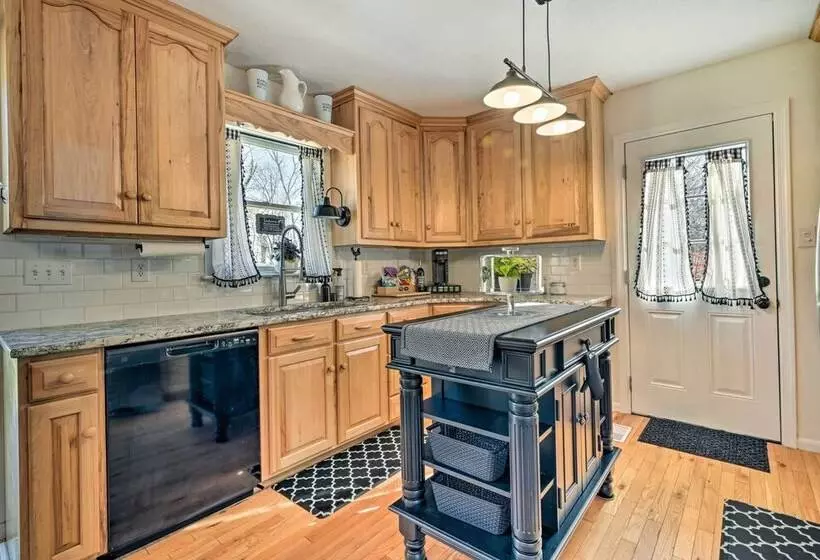 Berkeley Springs Vacation Home W/ Fire Pit!