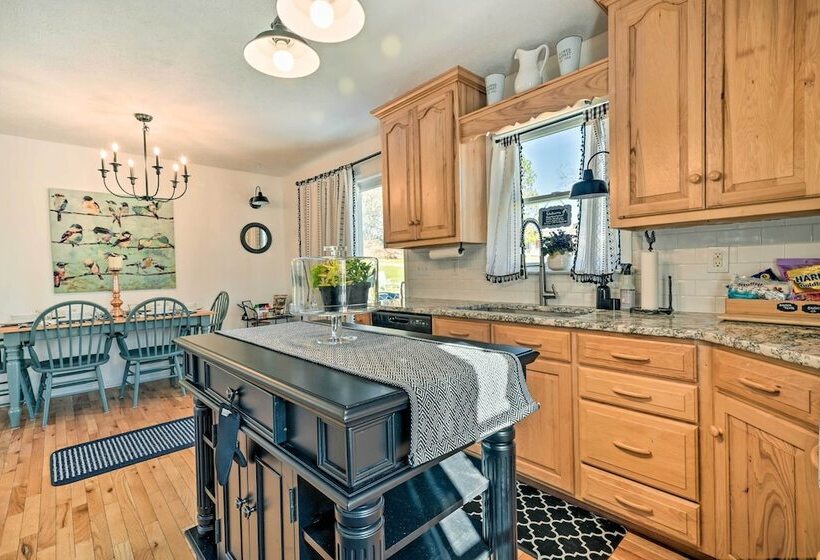 Berkeley Springs Vacation Home W/ Fire Pit!