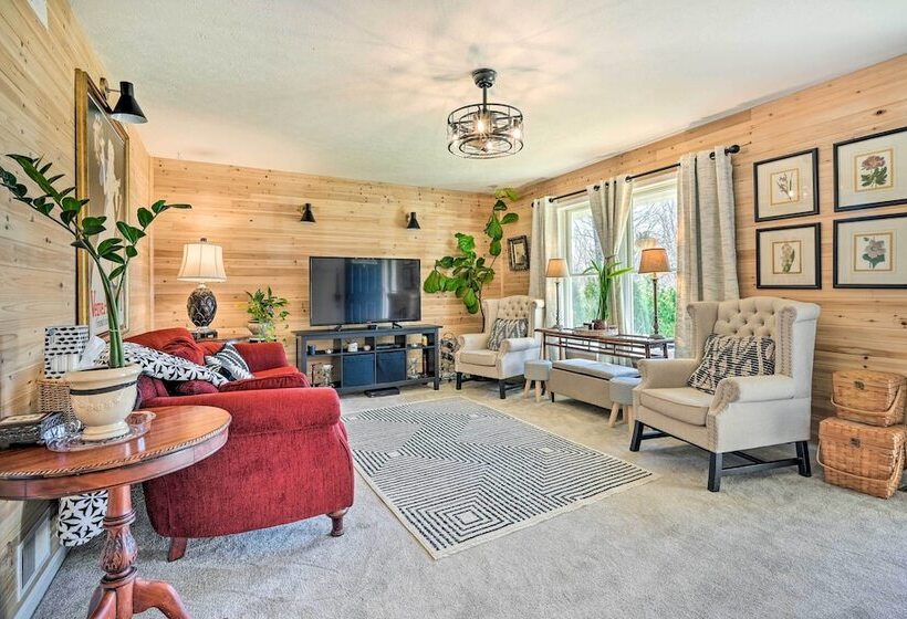 Berkeley Springs Vacation Home W/ Fire Pit!