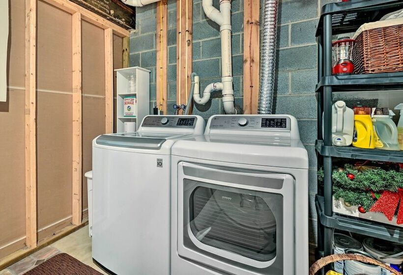 Berkeley Springs Vacation Home W/ Fire Pit!