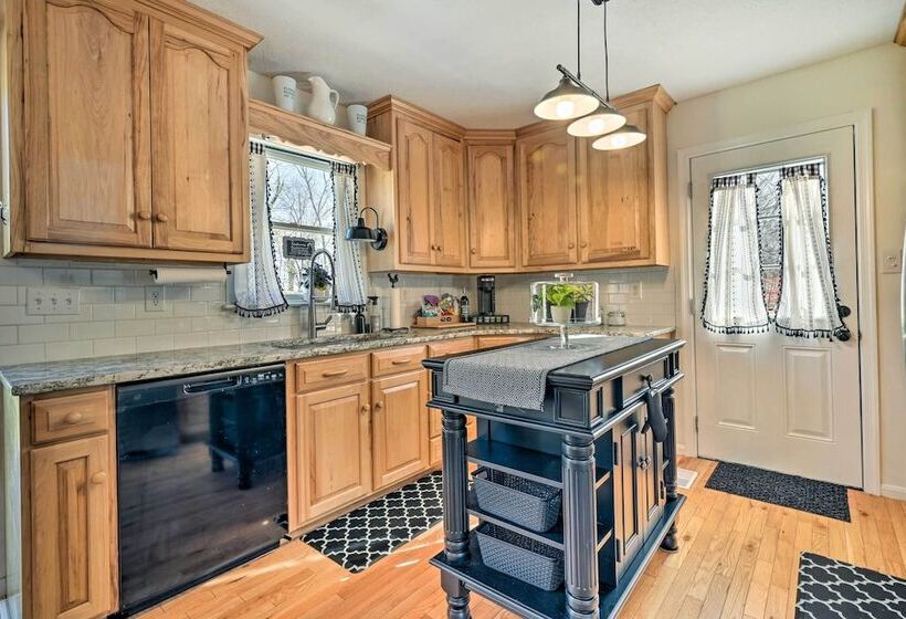 Berkeley Springs Vacation Home W/ Fire Pit!