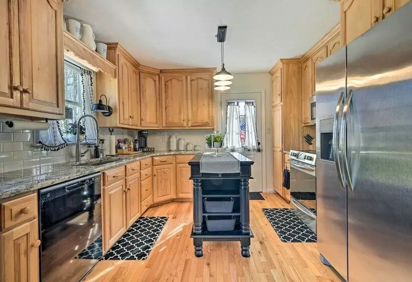 Berkeley Springs Vacation Home W/ Fire Pit!