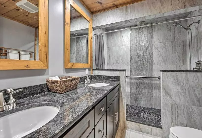 Cabin 1 Mi To Sand Valley, 1 Block To Beach