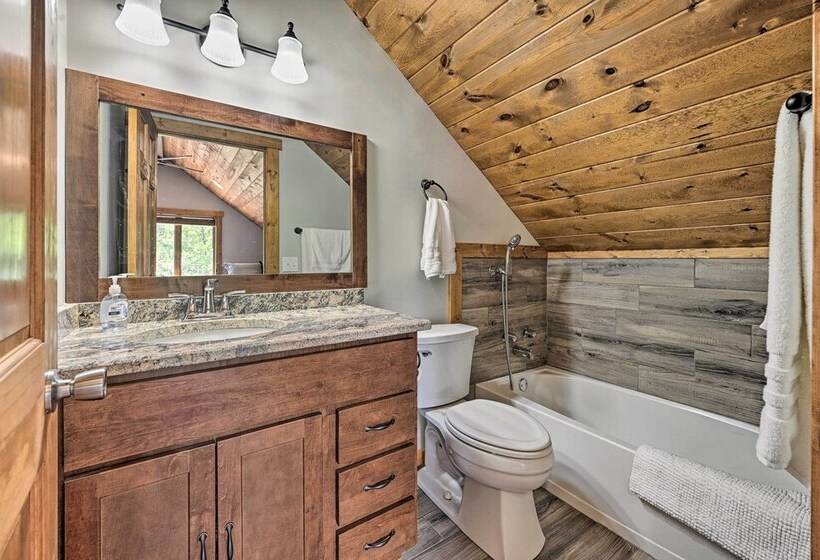 Cabin 1 Mi To Sand Valley, 1 Block To Beach