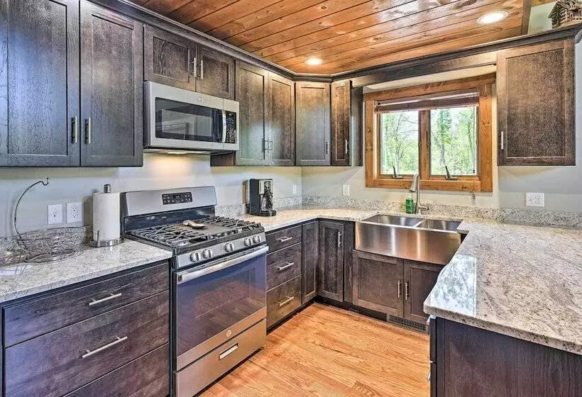 Cabin 1 Mi To Sand Valley, 1 Block To Beach