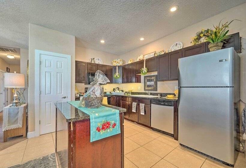 Charming Portales Retreat Across From Enmu!