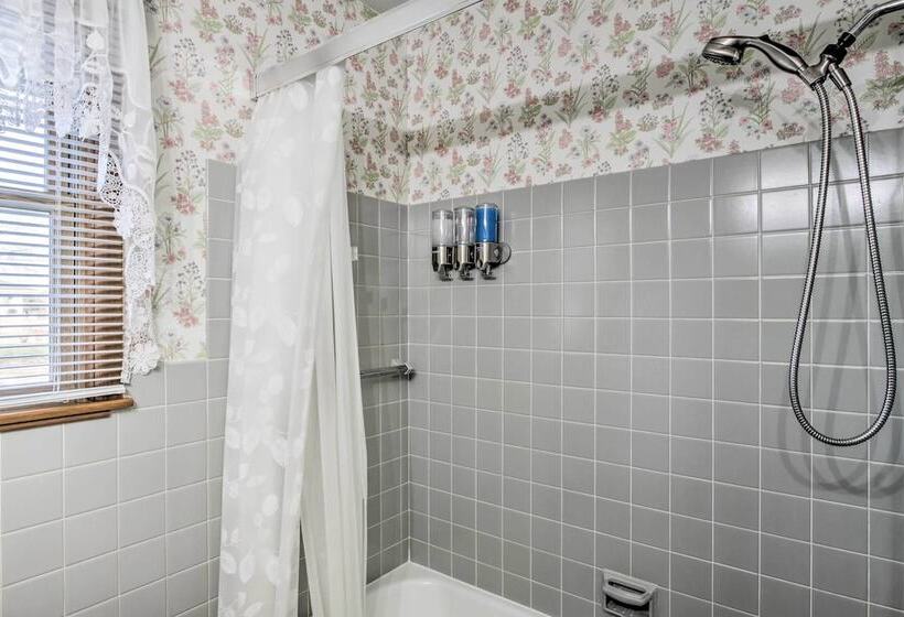 Cheerful Rochester Retreat W/ Yard & Workout Room!