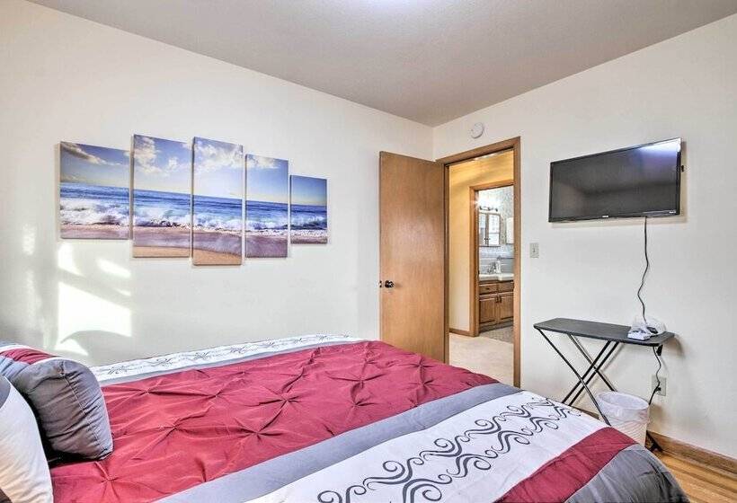 Cheerful Rochester Retreat W/ Yard & Workout Room!