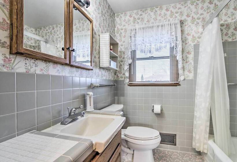 Cheerful Rochester Retreat W/ Yard & Workout Room!