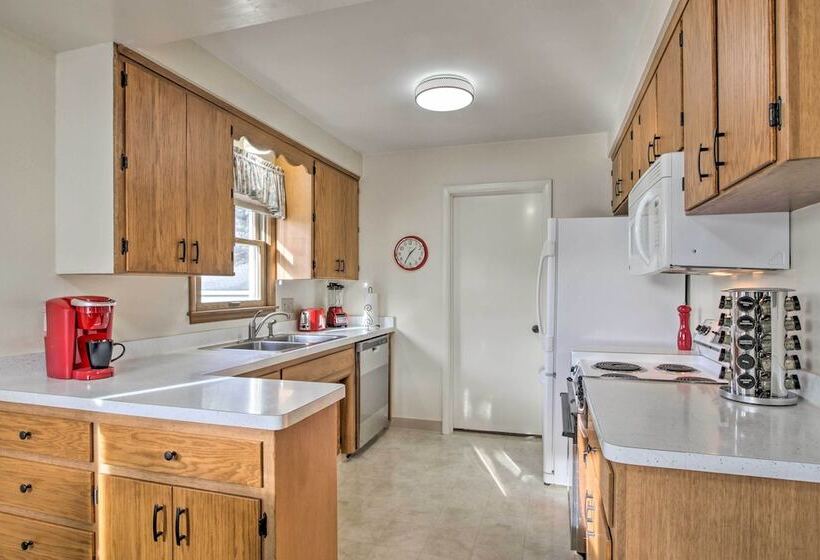 Cheerful Rochester Retreat W/ Yard & Workout Room!