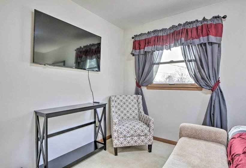 Cheerful Rochester Retreat W/ Yard & Workout Room!