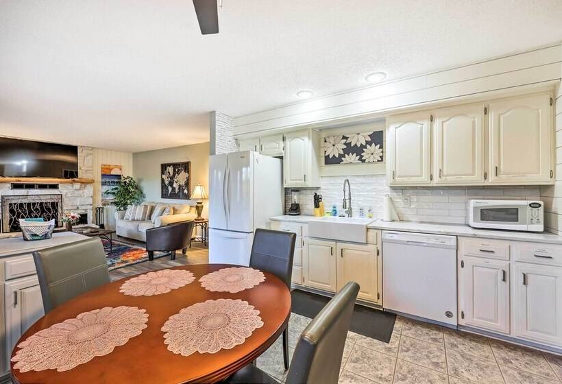 Cozy Holiday Island Home: Hot Tub + Chiminea!