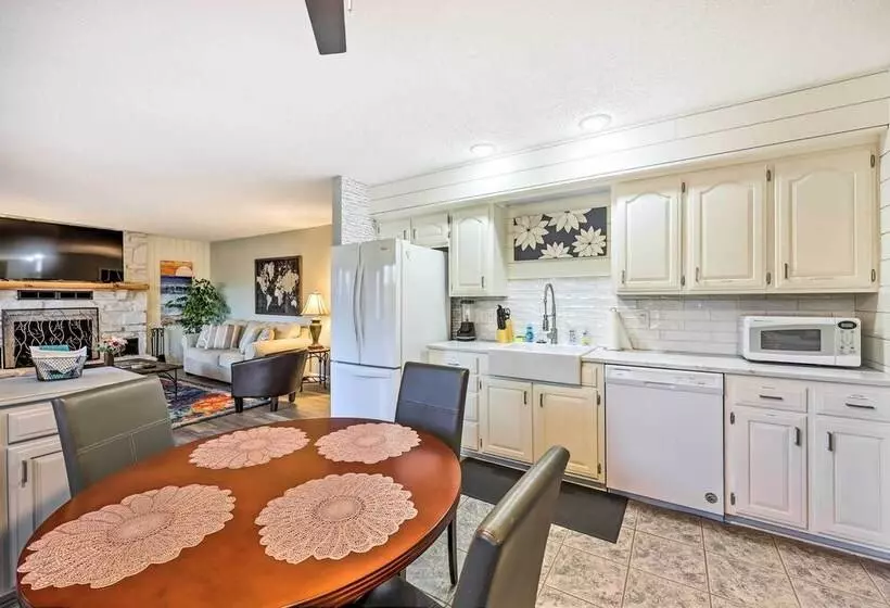 Cozy Holiday Island Home: Hot Tub + Chiminea!