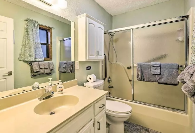 Cozy Holiday Island Home: Hot Tub + Chiminea!