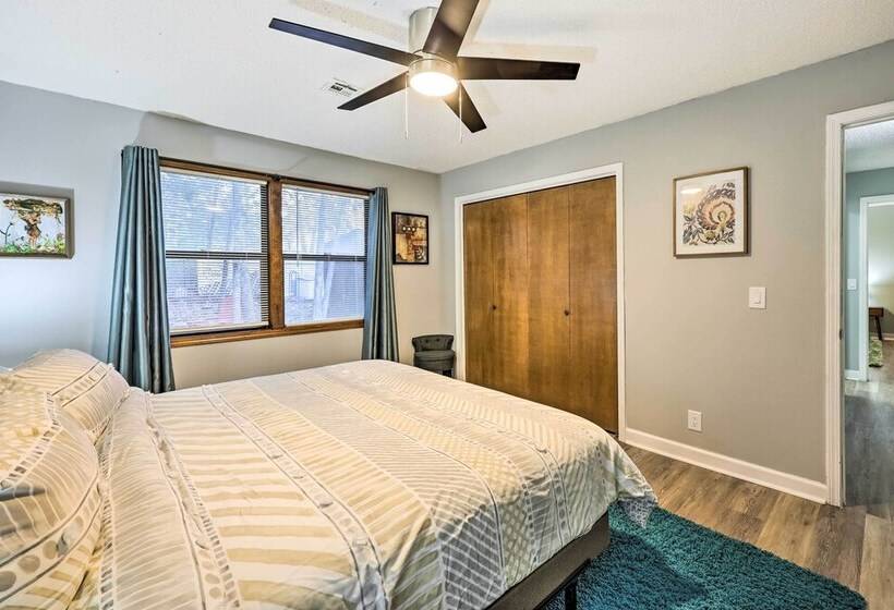 Cozy Holiday Island Home: Hot Tub + Chiminea!