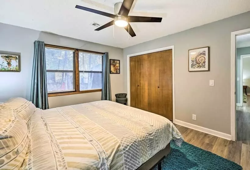 Cozy Holiday Island Home: Hot Tub + Chiminea!