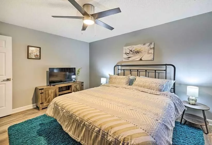 Cozy Holiday Island Home: Hot Tub + Chiminea!