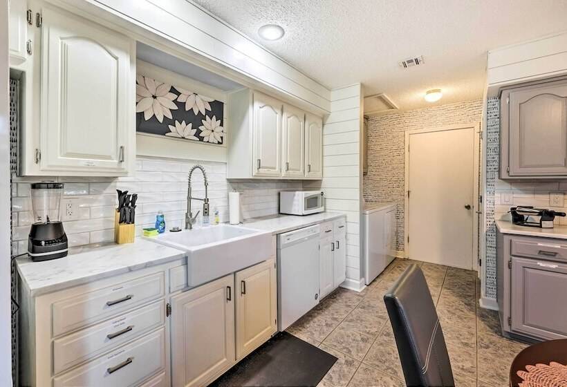 Cozy Holiday Island Home: Hot Tub + Chiminea!