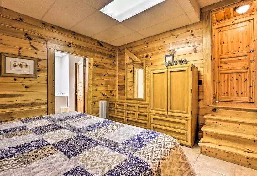 Creekside Sevierville Cabin: Game Room & Hot Tub!