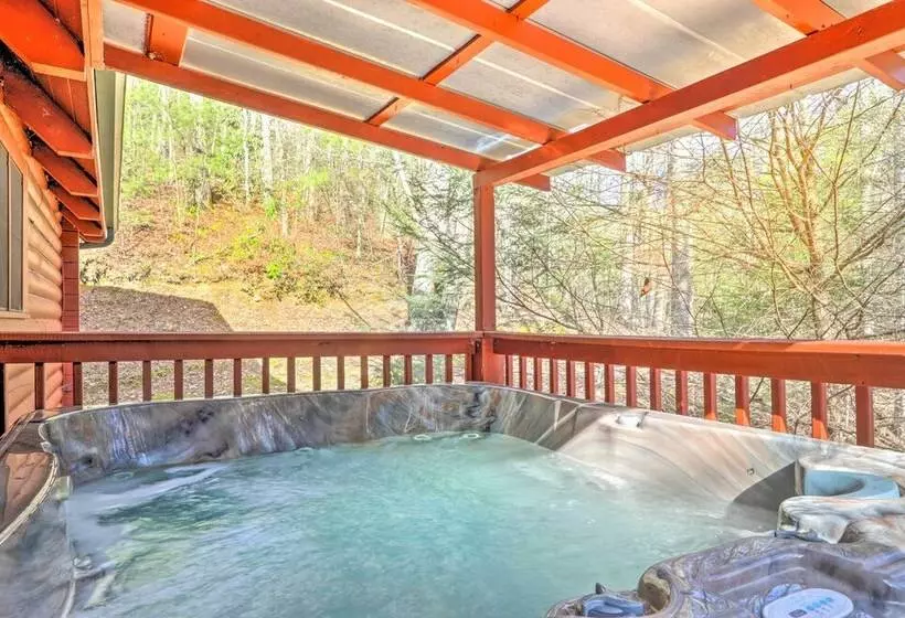 Creekside Sevierville Cabin: Game Room & Hot Tub!