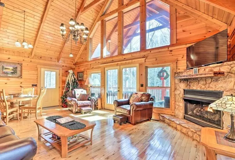 Creekside Sevierville Cabin: Game Room & Hot Tub!