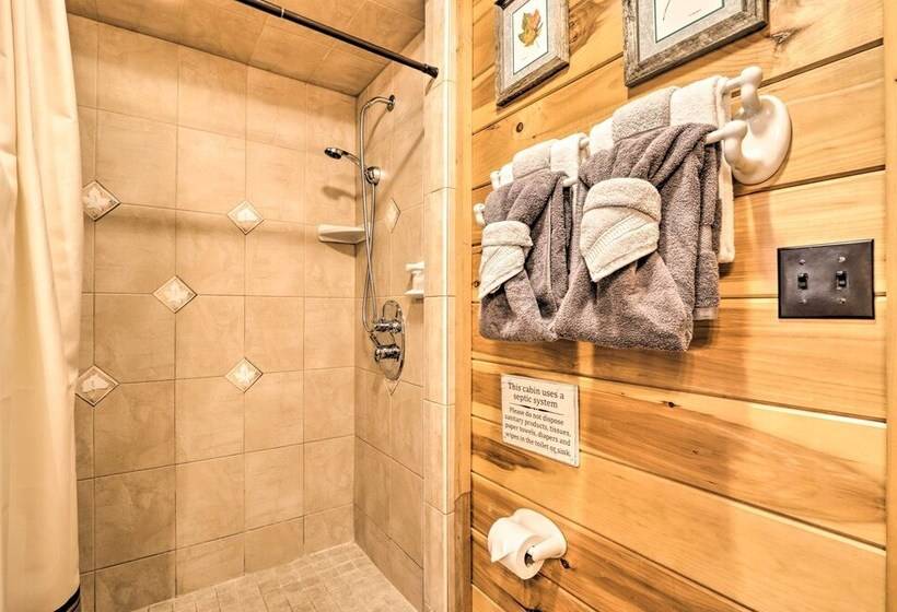 Creekside Sevierville Cabin: Game Room & Hot Tub!