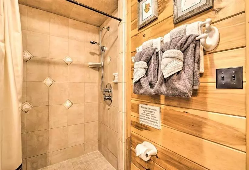 Creekside Sevierville Cabin: Game Room & Hot Tub!