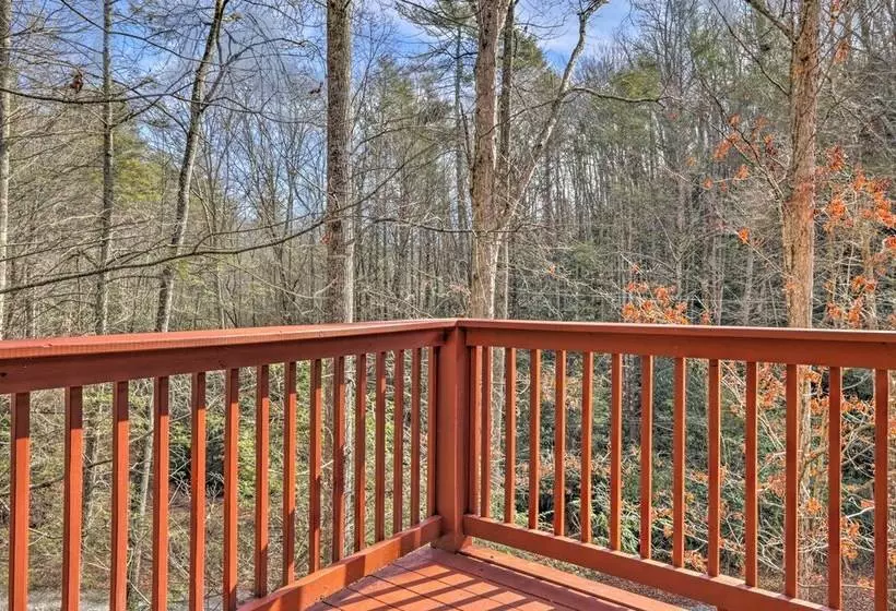 Creekside Sevierville Cabin: Game Room & Hot Tub!