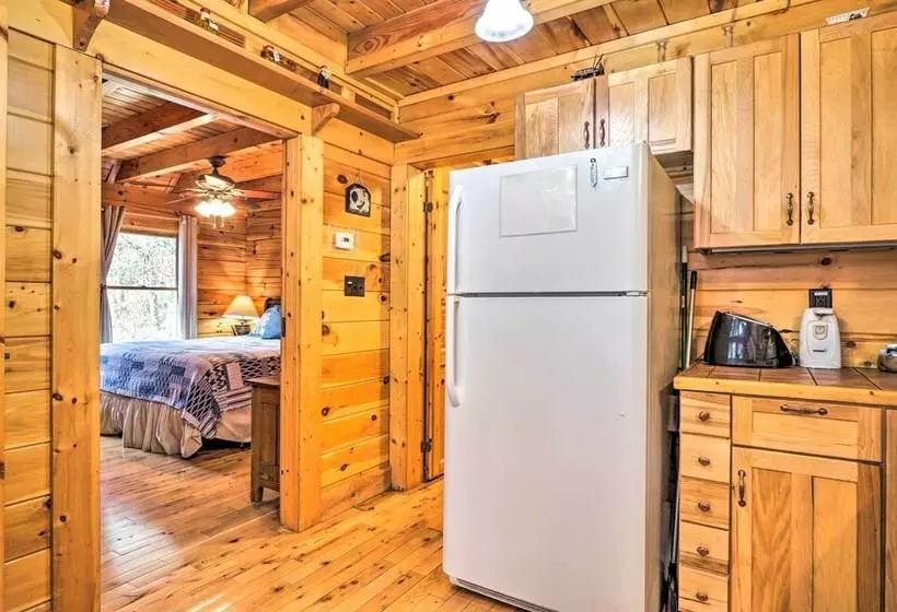 Creekside Sevierville Cabin: Game Room & Hot Tub!