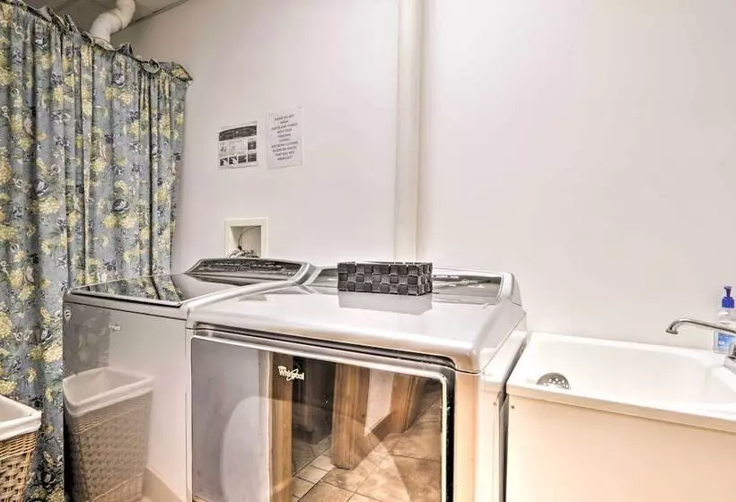 Creekside Sevierville Cabin: Game Room & Hot Tub!