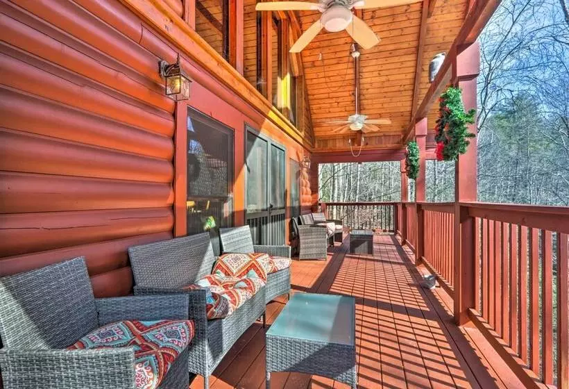 Creekside Sevierville Cabin: Game Room & Hot Tub!
