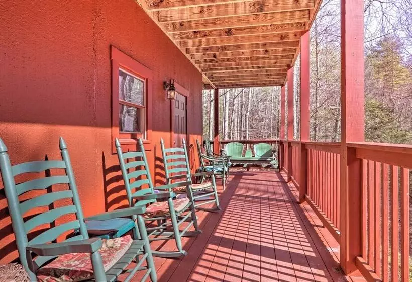 Creekside Sevierville Cabin: Game Room & Hot Tub!