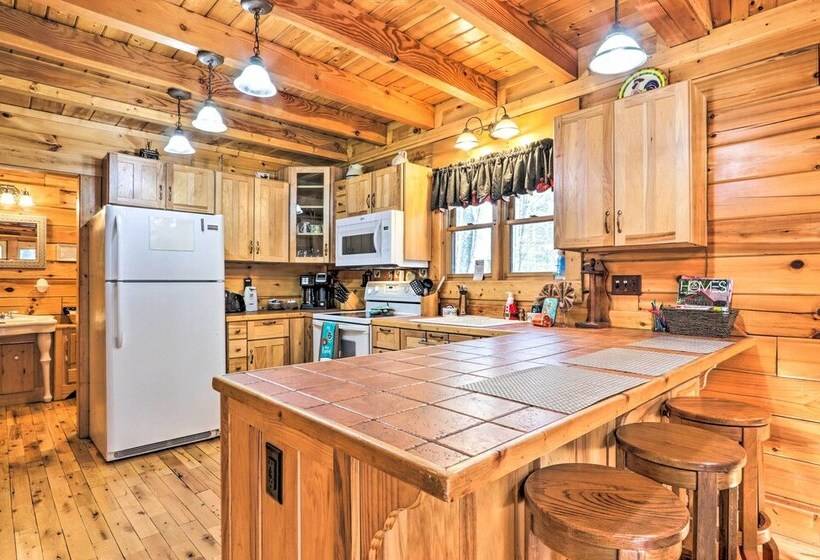 Creekside Sevierville Cabin: Game Room & Hot Tub!