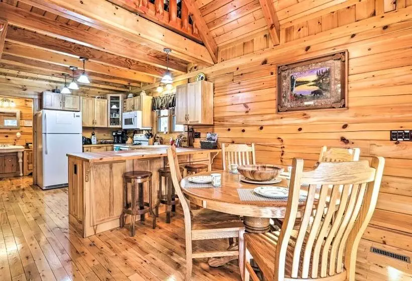 Creekside Sevierville Cabin: Game Room & Hot Tub!