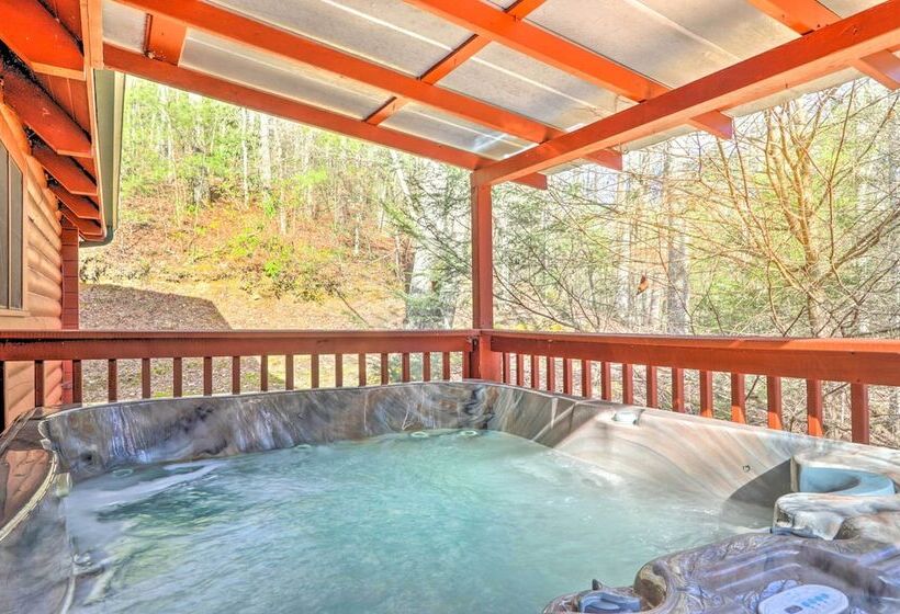 Creekside Sevierville Cabin: Game Room & Hot Tub!
