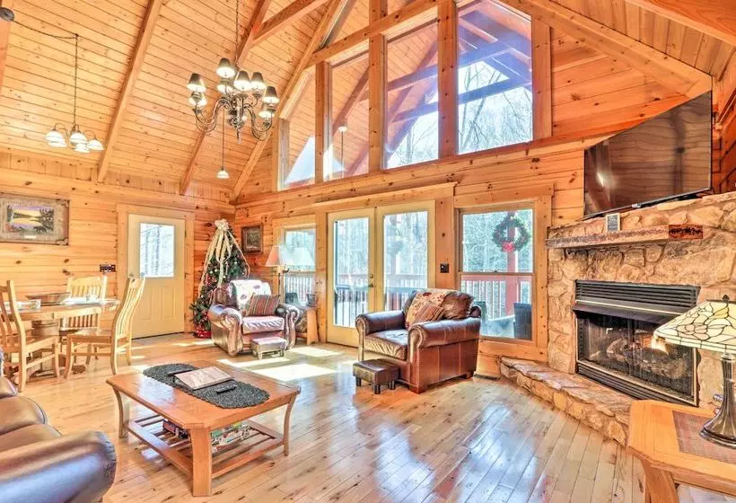 Creekside Sevierville Cabin: Game Room & Hot Tub!