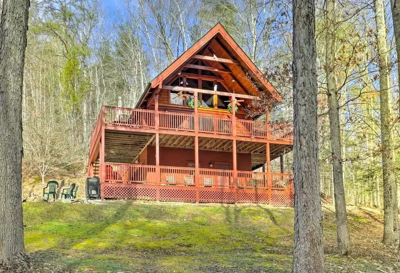 Creekside Sevierville Cabin: Game Room & Hot Tub!