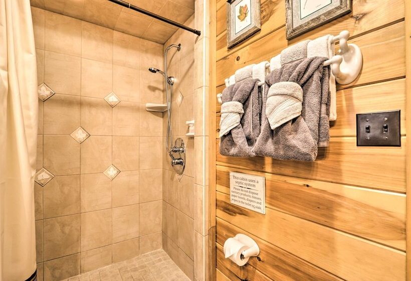 Creekside Sevierville Cabin: Game Room & Hot Tub!