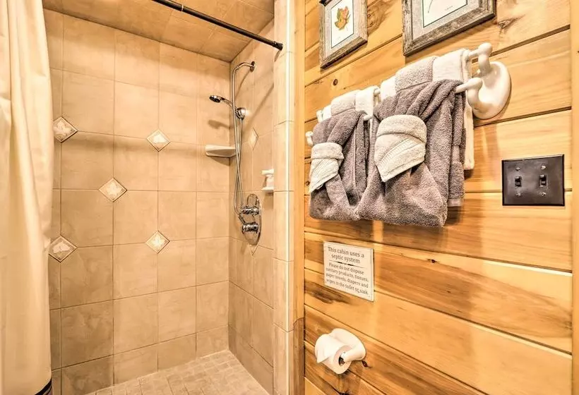 Creekside Sevierville Cabin: Game Room & Hot Tub!